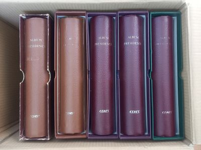 six livres, rangés dans une boîte en carton, sont alignés en rang