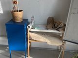 une armoire bleue dans un coin d'une pièce, avec un tableau blanc accroché au mur