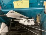 une boîte à outils bleue avec des outils sur une table