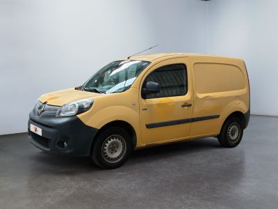 La petite camionnette jaune est garée dans une grande pièce.
