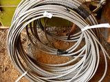 une corde posée par terre à côté d'un tas de bois