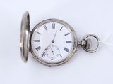 une montre de poche en argent avec des chiffres romains