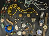 plusieurs types de bijoux différents exposés sur une table
