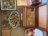 une boîte avec un tas de bijoux à l'intérieur