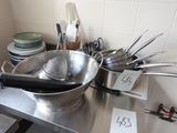 beaucoup d'ustensiles de cuisine dans un saladier posé sur le plan de travail