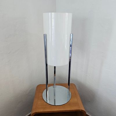 une lampe posée sur une table en bois