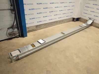 un gros plan sur un morceau de métal dans une pièce
