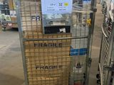un chariot sur lequel est accrochée une affiche, dans un magasin