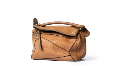 un sac à main en cuir marron muni d'une fermeture éclair sur le devant