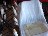 un lit de bébé emballé et prêt à être installé