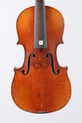 un vieux violon posé sur une surface blanche