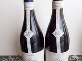 deux bouteilles de vin posées sur une table en marbre