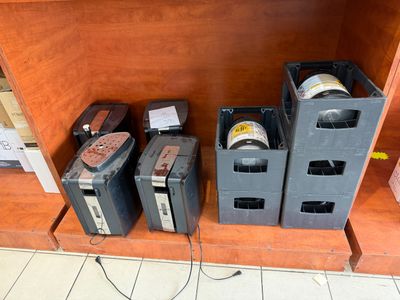une étagère sur laquelle sont disposés de nombreux appareils électroniques de toutes sortes
