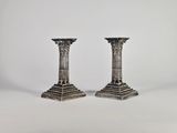 une paire de chandeliers en argent sur fond blanc