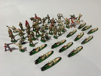 beaucoup de petits soldats en plastique posés sur une table