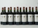 six bouteilles de vin sont alignées sur une table