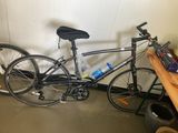 un vélo garé dans un garage