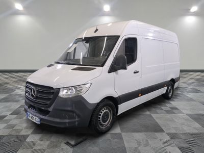 Le fourgon Mercedes-Benz Sprinter est garé dans une grande pièce
