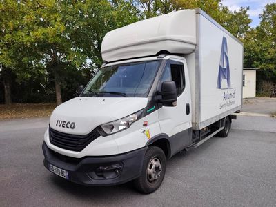 un camion de livraison garé sur le parking
