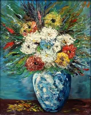 une peinture de fleurs dans un vase bleu sur une table