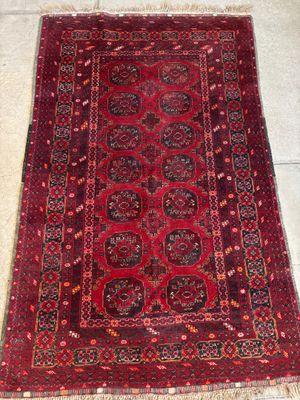 un tapis rouge orné d'un médaillon