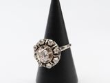 un gros plan d'une bague en diamant posée sur un cône noir
