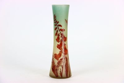 un vase sur lequel est peinte une image sur le côté