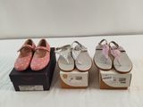 trois paires de chaussures roses et blanches posées sur une surface blanche