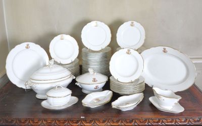 une table sur laquelle se trouvent beaucoup d'assiettes et de bols
