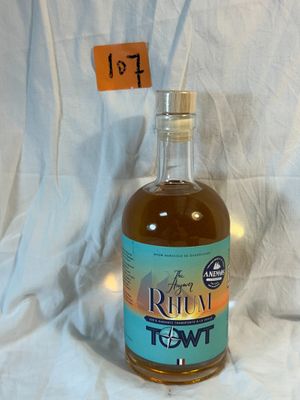 une bouteille d'alcool posée sur une table, avec une étiquette indiquant son prix