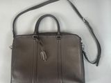 sac à main en cuir marron sur fond blanc, avec une bandoulière