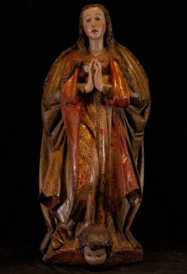 Grande sculpture de l'Immaculée Conception sur la tête d'un …