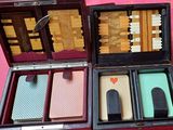 quatre bagages posés sur une table
