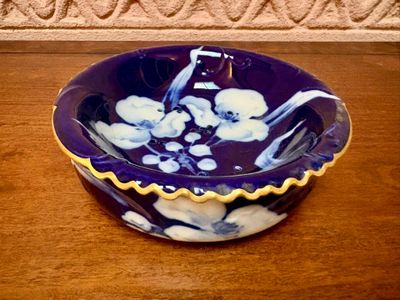 un bol violet posé sur une table en bois
