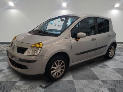 la photo d'une petite voiture garée dans un garage