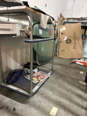 une photo d'une pièce dans laquelle se trouve un chariot métallique