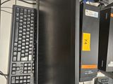 une photo d'une salle informatique avec un clavier et un écran