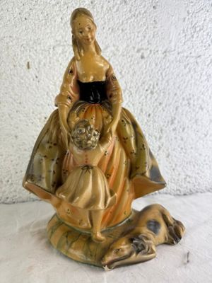 Sujet en plâtre " Femme à l'enfant" H 33 cm (accidents)