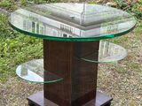 un gros plan d'une table en verre sur laquelle est posé un livre