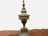 une lampe posée sur une table en bois