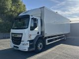 la photo d'un camion blanc garé sur un parking