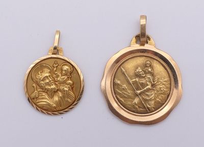 deux pendentifs en or représentant la Vierge et l'Enfant Jésus