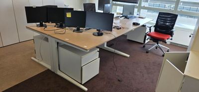 UN ENSEMBLE COMPRENANT : 4 BUREAUX PLATEAU BOIS PIETEMENT ME… - Photo 1