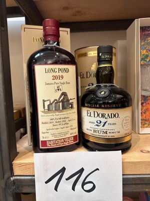 deux bouteilles d'alcool posées sur une étagère dans un magasin