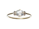 un gros plan d'une bague en or sertie d'une topaze blanche