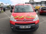 une camionnette rouge à rayures jaunes et rouges garée sur un parking