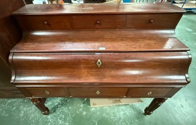 Bureau à gradin à six tiroirs et une niche découvrant trois …