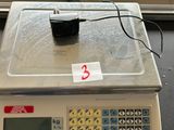 une image représentant une balance posée sur une table dans un laboratoire