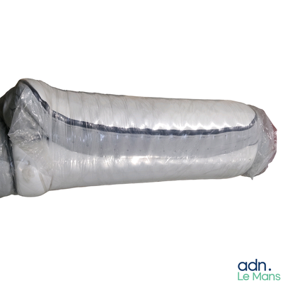 une photo d'un rouleau de tissu emballé dans du plastique