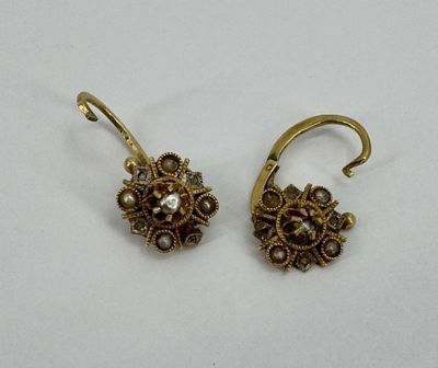Paire de boucles d'oreille sertie de perles, or jaune, 750/1…